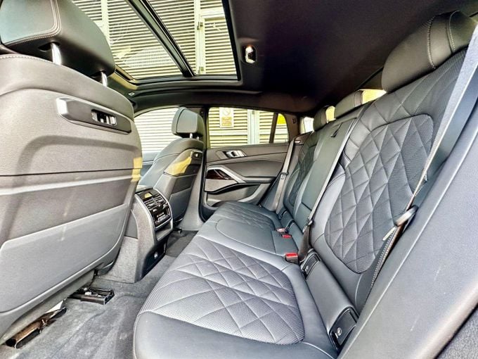 Подержанный BMW X6 40i III (G06) Рестайлинг, 3.0 л, 2025 в Дубае от Express Motors Серый цвет. Американская | AUTO.AE