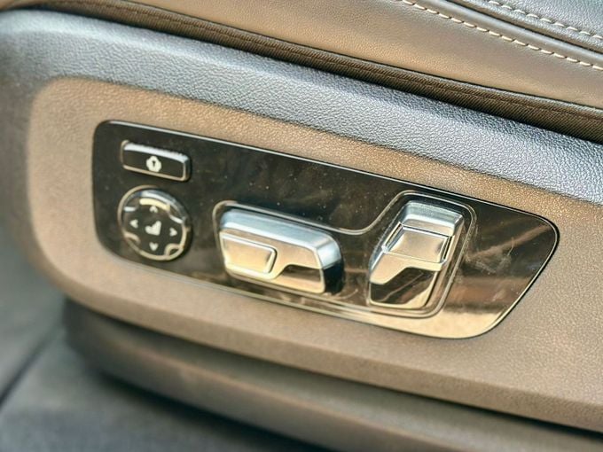 Подержанный BMW X6 40i III (G06) Рестайлинг, 3.0 л, 2025 в Дубае от Express Motors Серый цвет. Американская | AUTO.AE