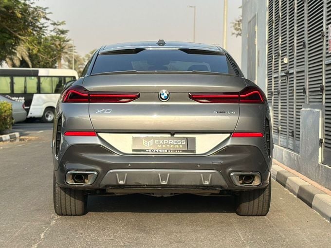 Подержанный BMW X6 40i III (G06) Рестайлинг, 3.0 л, 2025 в Дубае от Express Motors Серый цвет. Американская | AUTO.AE