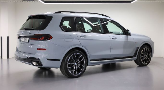 BMW X7 50i I (G07), 2023 внедорожник 5 дв. бизнес класса в Дубае от POF RENTAL серый цвет | AUTO.AE