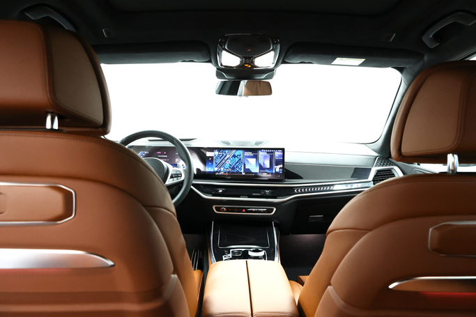 BMW X7 50i I (G07), 2023 внедорожник 5 дв. бизнес класса в Дубае от POF RENTAL серый цвет | AUTO.AE
