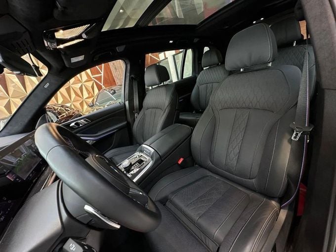 Новый BMW X7 M60i I (G07) Рестайлинг, 4.4 л, 2023 в Дубае от Orient Auto FZE Белый цвет. Корейская | AUTO.AE