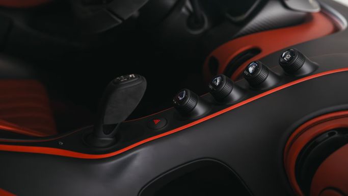 Bugatti Chiron, 2021 купе спорт класса в Дубае от AVA car rental черный цвет | AUTO.AE
