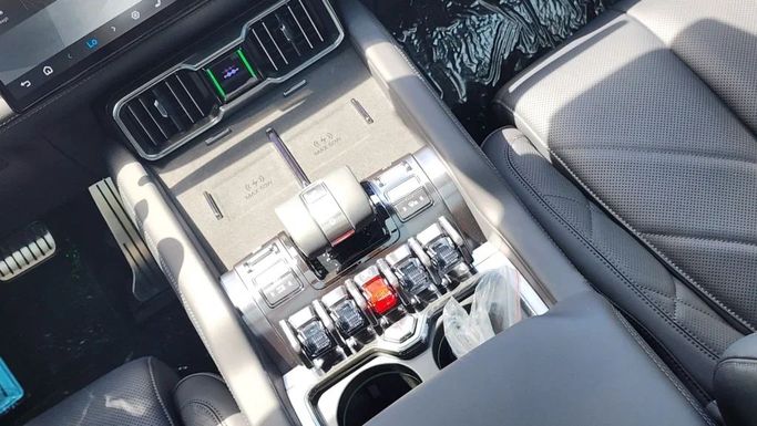جديدة BYD FangChengBao Leopard 8, 2.0 l, 2025 في في دبي من Alwan Global Cars، اللون ذهبي. أخرى | AUTO.AE