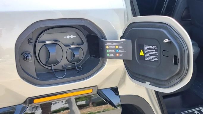 جديدة BYD FangChengBao Leopard 8, 2.0 l, 2025 في في دبي من Alwan Global Cars، اللون ذهبي. أخرى | AUTO.AE