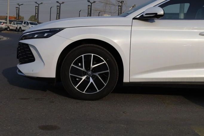 Новый BYD Qin DM-i II, 1.5 л, 2024 в Дубае от Top Euro Cars Белый цвет.  | AUTO.AE