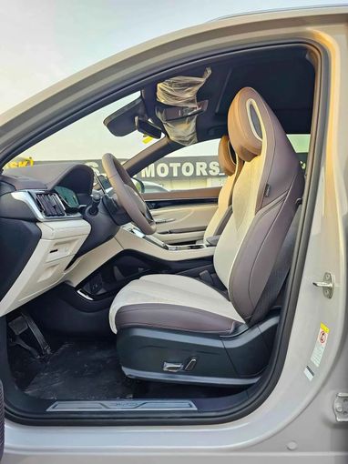 Новый BYD Song Plus I Рестайлинг, 2025 в Дубае от SK Motors Бежевый цвет. Китайская | AUTO.AE