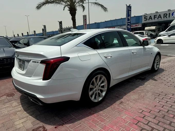 Подержанный Cadillac CT5 I, 2.0 л, 2021 в Дубае от Nice Cars Motos Белый цвет. GCC | AUTO.AE