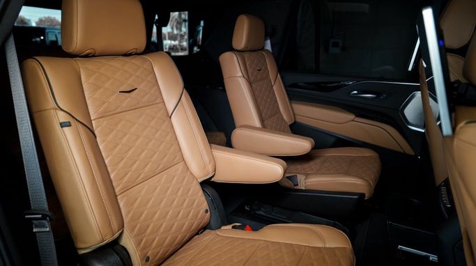 Cadillac Escalade V, 2024 внедорожник 5 дв. бизнес класса в Дубае от DEIZ черный цвет | AUTO.AE