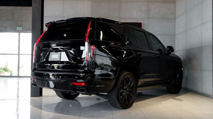 Cadillac Escalade V, 2024 внедорожник 5 дв. бизнес класса в Дубае от DEIZ черный цвет | AUTO.AE