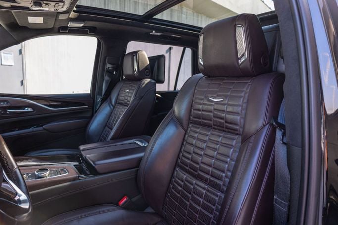 Cadillac Escalade V, 2023 внедорожник 5 дв. esv бизнес класса в Дубае от POF RENTAL черный цвет | AUTO.AE