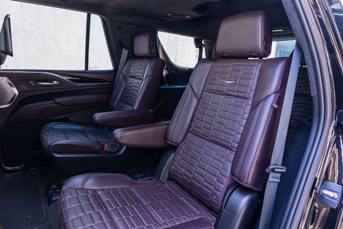 Cadillac Escalade V, 2023 внедорожник 5 дв. esv бизнес класса в Дубае от POF RENTAL черный цвет | AUTO.AE