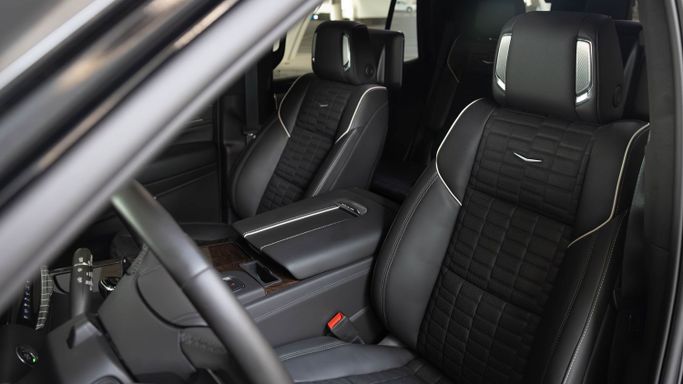 Cadillac Escalade V, 2023 внедорожник 5 дв. бизнес класса в Дубае от AVA car rental черный цвет | AUTO.AE