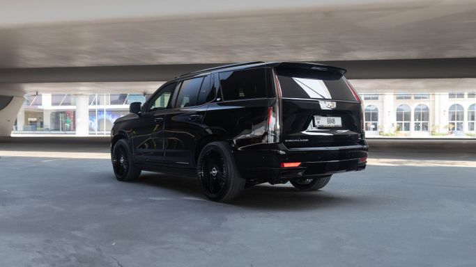 Cadillac Escalade V, 2023 внедорожник 5 дв. бизнес класса в Дубае от AVA car rental черный цвет | AUTO.AE