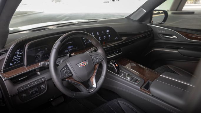 Cadillac Escalade V, 2023 внедорожник 5 дв. бизнес класса в Дубае от AVA car rental черный цвет | AUTO.AE