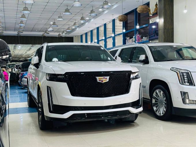 Used Cadillac Escalade ESV V Facelift, 6.2 l, 2024 in Dubai, White color. GCC Specs | AUTO.AE