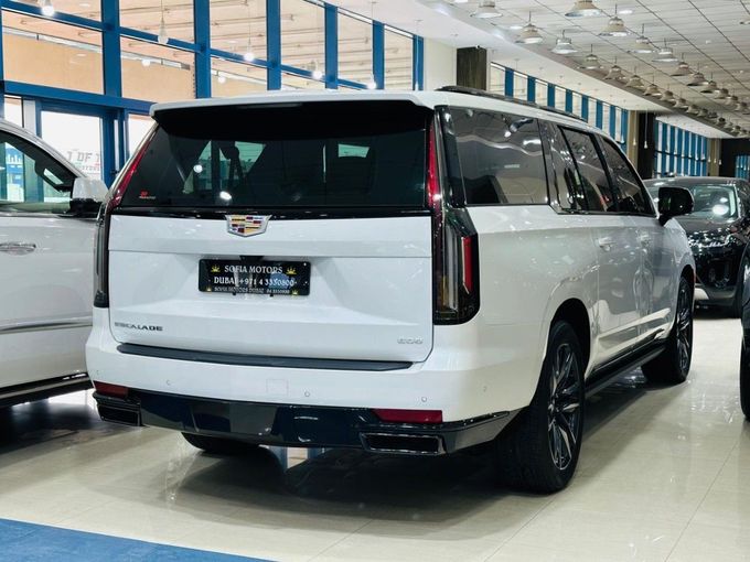مستعملة Cadillac Escalade ESV V تجميل الوجه, 6.2 l, 2024 في في دبي، اللون أبيض. مواصفات الخليج | AUTO.AE