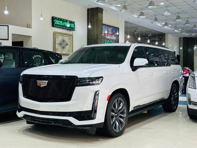 Подержанный Cadillac Escalade ESV V Рестайлинг, 6.2 л, 2024 в Дубае от Philippine Used Cars Showroom Белый цвет. GCC | AUTO.AE