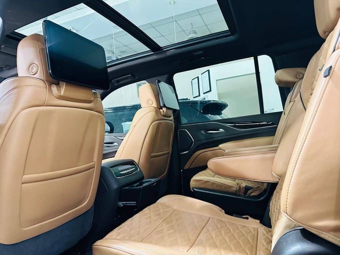 مستعملة Cadillac Escalade ESV شد الوجه V, 6.2 l, 2024 في في دبي من Philippine Used Cars Showroom، اللون أبيض. مواصفات الخليج | AUTO.AE