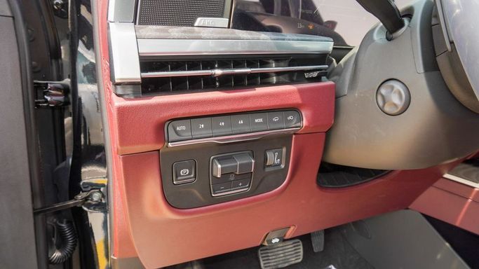 Новый Cadillac Escalade V Рестайлинг, 6.2 л, 2025 в Дубае от Najem Motors Черный цвет. GCC | AUTO.AE