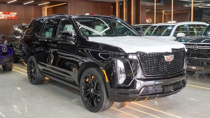 Новый Cadillac Escalade V Рестайлинг, 6.2 л, 2025 в Дубае от Najem Motors Черный цвет. GCC | AUTO.AE