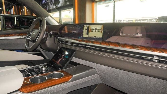 Новый Cadillac Escalade V Рестайлинг, 6.2 л, 2025 в Дубае от Najem Motors Черный цвет. GCC | AUTO.AE