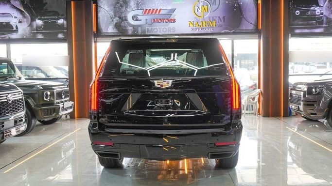 Новый Cadillac Escalade V Рестайлинг, 6.2 л, 2025 в Дубае от Najem Motors Черный цвет. GCC | AUTO.AE