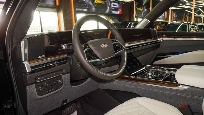 Новый Cadillac Escalade V Рестайлинг, 6.2 л, 2025 в Дубае от Najem Motors Черный цвет. GCC | AUTO.AE