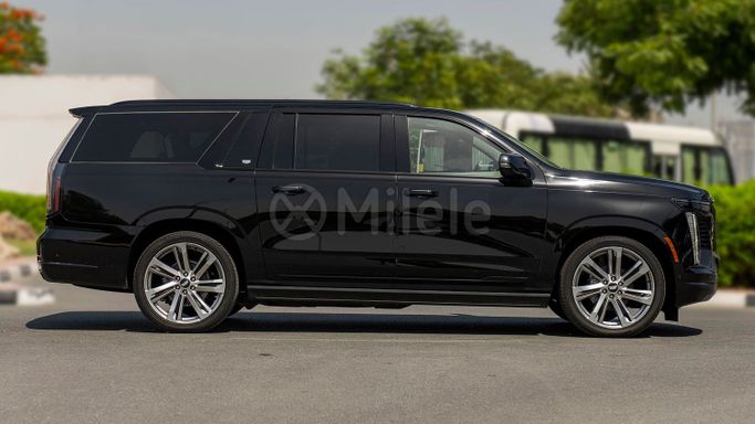 Новый Cadillac Escalade V Рестайлинг, 6.2 л, 2025 в Дубае от Milele Черный цвет. Other | AUTO.AE