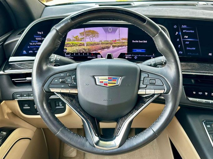 Подержанный Cadillac Escalade V, 6.2 л, 2023 в Дубае от Express Motors Черный цвет. Американская | AUTO.AE