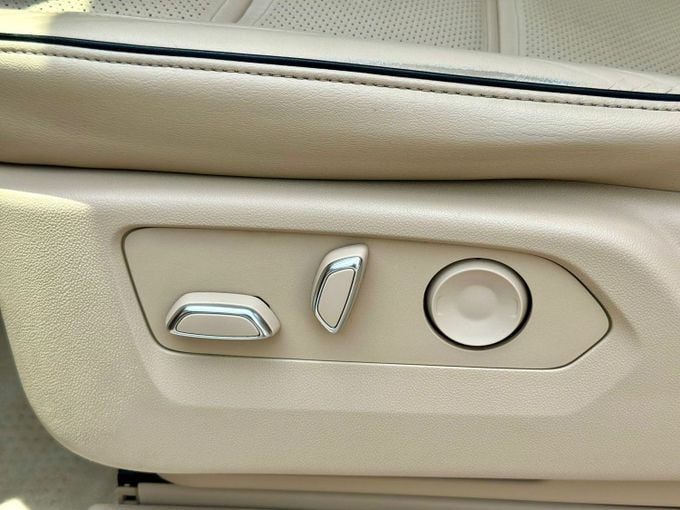 Подержанный Cadillac Escalade V, 6.2 л, 2023 в Дубае от Express Motors Черный цвет. Американская | AUTO.AE