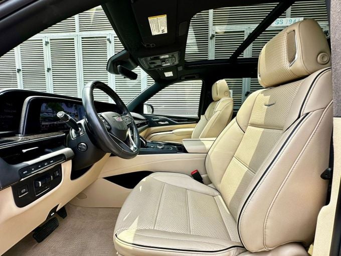 Подержанный Cadillac Escalade V, 6.2 л, 2023 в Дубае от Express Motors Черный цвет. Американская | AUTO.AE