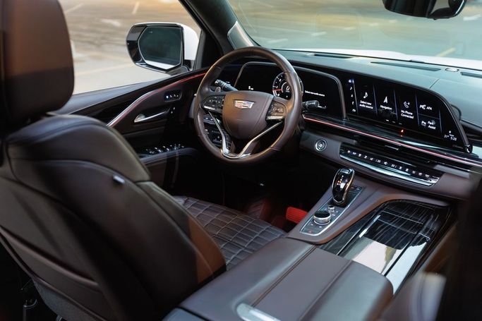 Cadillac Escalade-V, 2023 внедорожник 5 дв. бизнес класса в Дубае от AVA car rental белый цвет | AUTO.AE