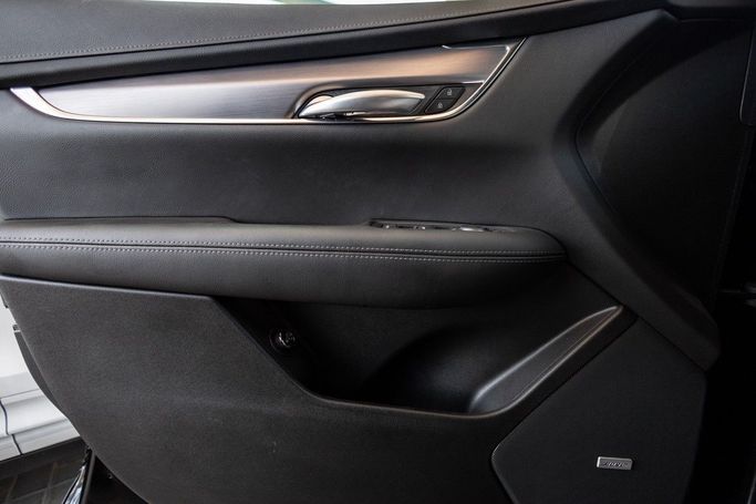 Подержанный Cadillac XT5 I Рестайлинг, 2.0 л, 2023 в Дубае от Linda Cars Черный цвет. GCC | AUTO.AE