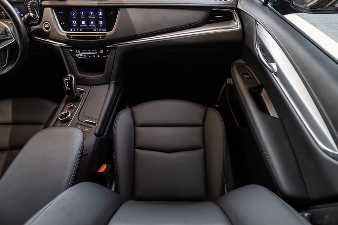 Подержанный Cadillac XT5 I Рестайлинг, 2.0 л, 2023 в Дубае от Linda Cars Черный цвет. GCC | AUTO.AE
