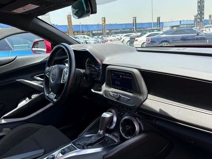 Подержанный Chevrolet Camaro VI Рестайлинг, 6.2 л, 2023 в Дубае от Shamil Motors Красный цвет. Американская | AUTO.AE