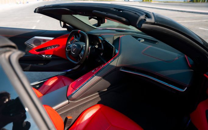 Chevrolet Corvette C8, 2023 кабриолет спорт класса в Дубае от Macan Luxury Motors пурпурный цвет | AUTO.AE