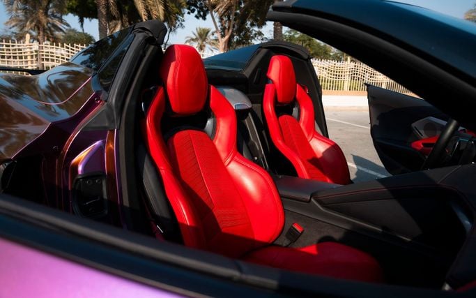 Chevrolet Corvette C8, 2023 кабриолет спорт класса в Дубае от Macan Luxury Motors пурпурный цвет | AUTO.AE