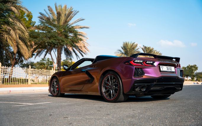 Chevrolet Corvette C8, 2023 кабриолет спорт класса в Дубае от Macan Luxury Motors пурпурный цвет | AUTO.AE
