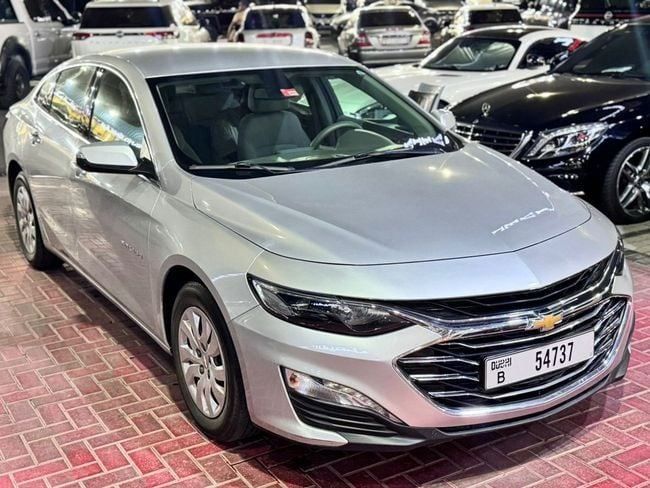 Подержанный Chevrolet Malibu IX Рестайлинг, 1.5 л, 2021 в Дубае от Al Faisal Motors Серебристый цвет. GCC | AUTO.AE