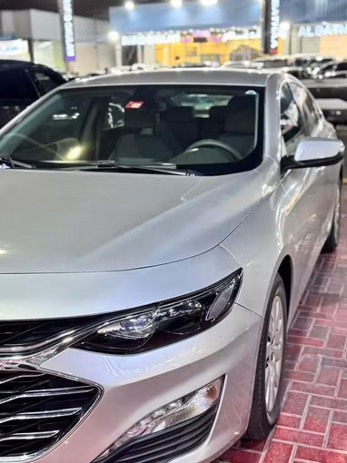 Подержанный Chevrolet Malibu IX Рестайлинг, 1.5 л, 2021 в Дубае от Al Faisal Motors Серебристый цвет. GCC | AUTO.AE