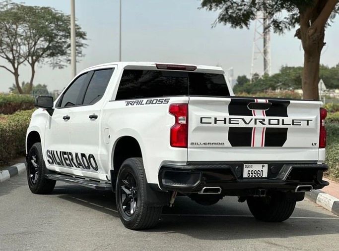جديدة Chevrolet Silverado IV (T1XX), 5.3 l, 2021 في في دبي من Alta Class Motors، اللون أبيض. أخرى | AUTO.AE