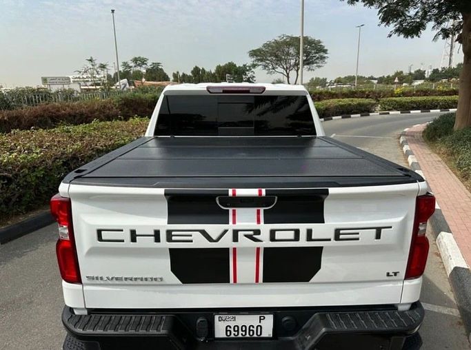 جديدة Chevrolet Silverado IV (T1XX), 5.3 l, 2021 في في دبي من Alta Class Motors، اللون أبيض. أخرى | AUTO.AE