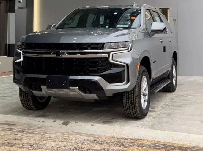 Новый Chevrolet Tahoe V, 5.3 л, 2023 в Дубае от Mohamed Hakim Motors Серый цвет. GCC | AUTO.AE