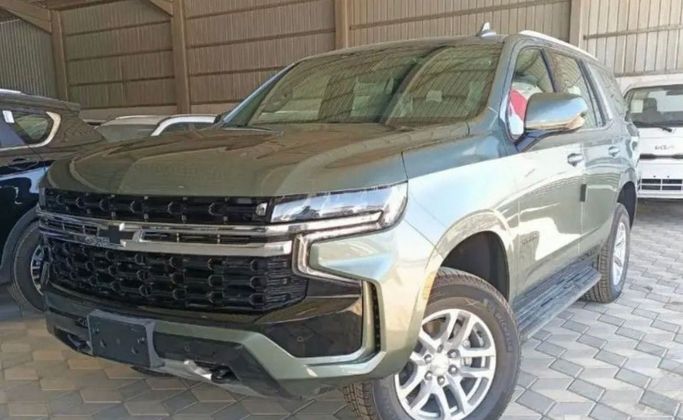Новый Chevrolet Tahoe V, 5.3 л, 2023 в Дубае от Mohamed Hakim Motors Серебристый цвет. GCC | AUTO.AE