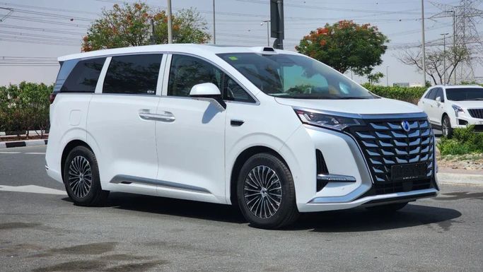 Новый Denza D9, 1.5 л, 2025 в Дубае от Alwan Global Cars Белый цвет. Other | AUTO.AE