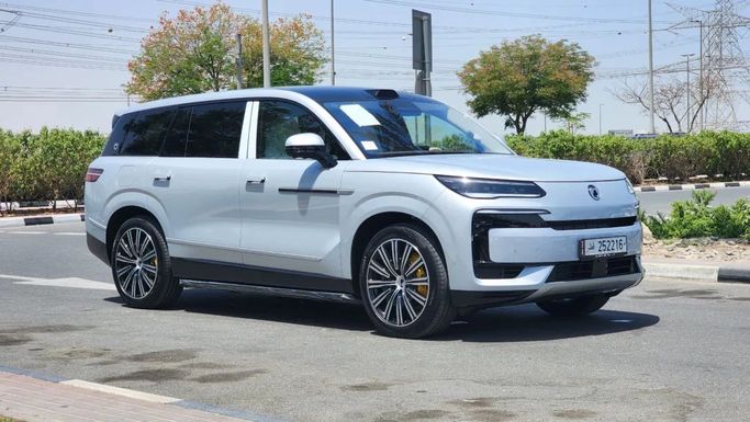 Новый Denza N9, 2.0 л, 2025 в Дубае от Alwan Global Cars Серебристый цвет. Other | AUTO.AE