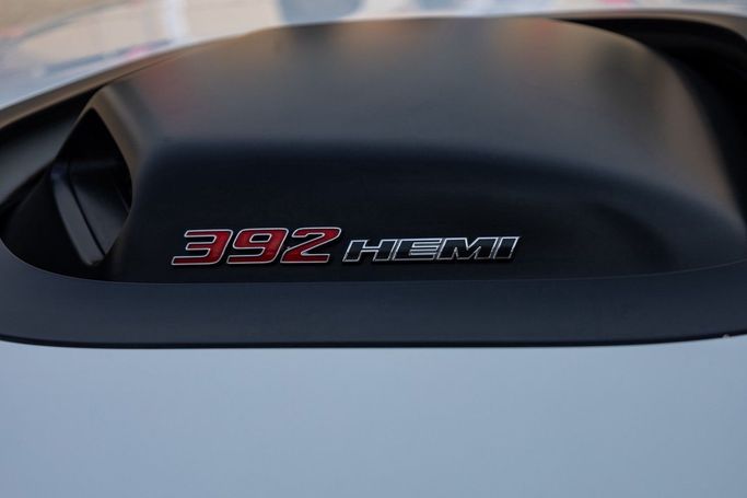 Подержанный Dodge Challenger R_T III Рестайлинг 2, 6.4 л, 2018 в Дубае от Linda Cars Белый цвет. Канадская | AUTO.AE