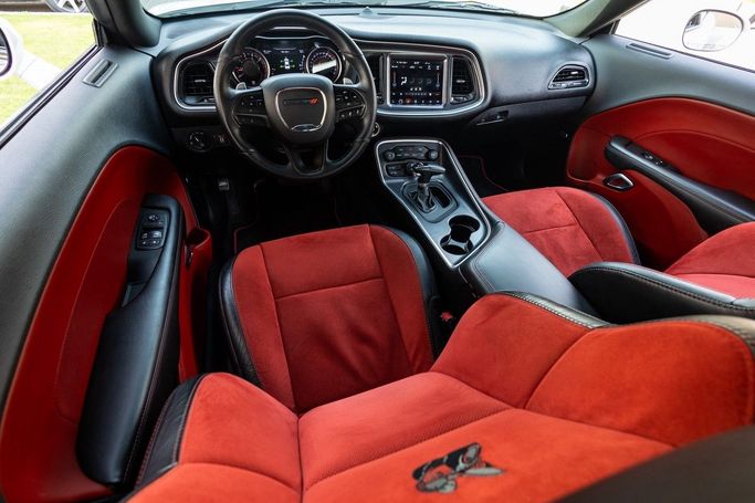 Подержанный Dodge Challenger R_T III Рестайлинг 2, 6.4 л, 2018 в Дубае от Linda Cars Белый цвет. Канадская | AUTO.AE