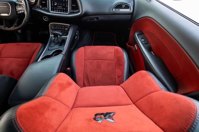 Подержанный Dodge Challenger R_T III Рестайлинг 2, 6.4 л, 2018 в Дубае от Linda Cars Белый цвет. Канадская | AUTO.AE